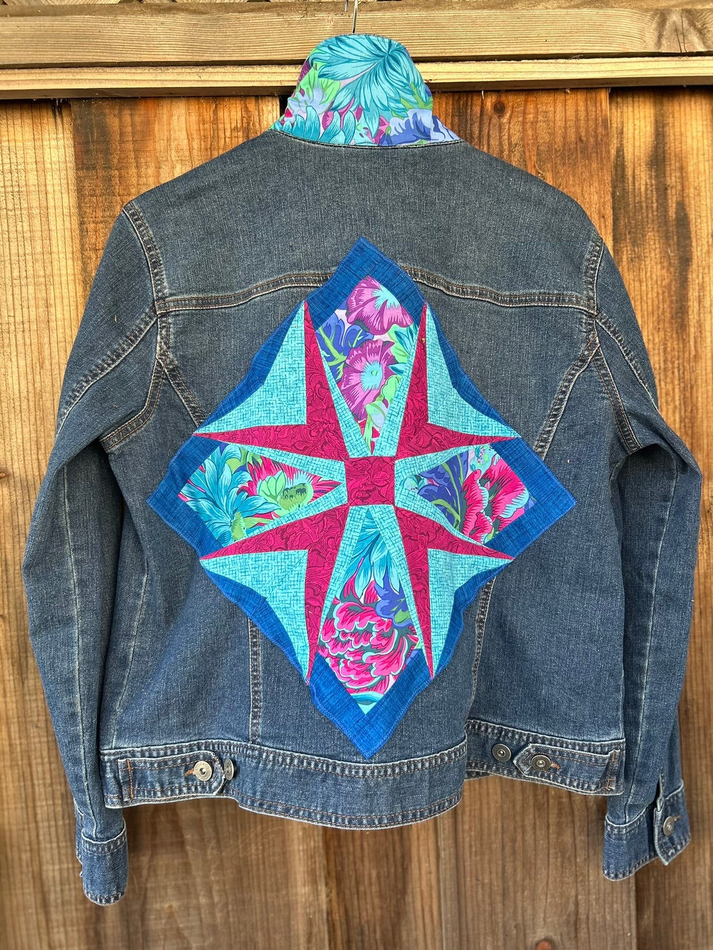 Style & Co. - Size Women's Large - Turquoise & Alizarin Crimson Star