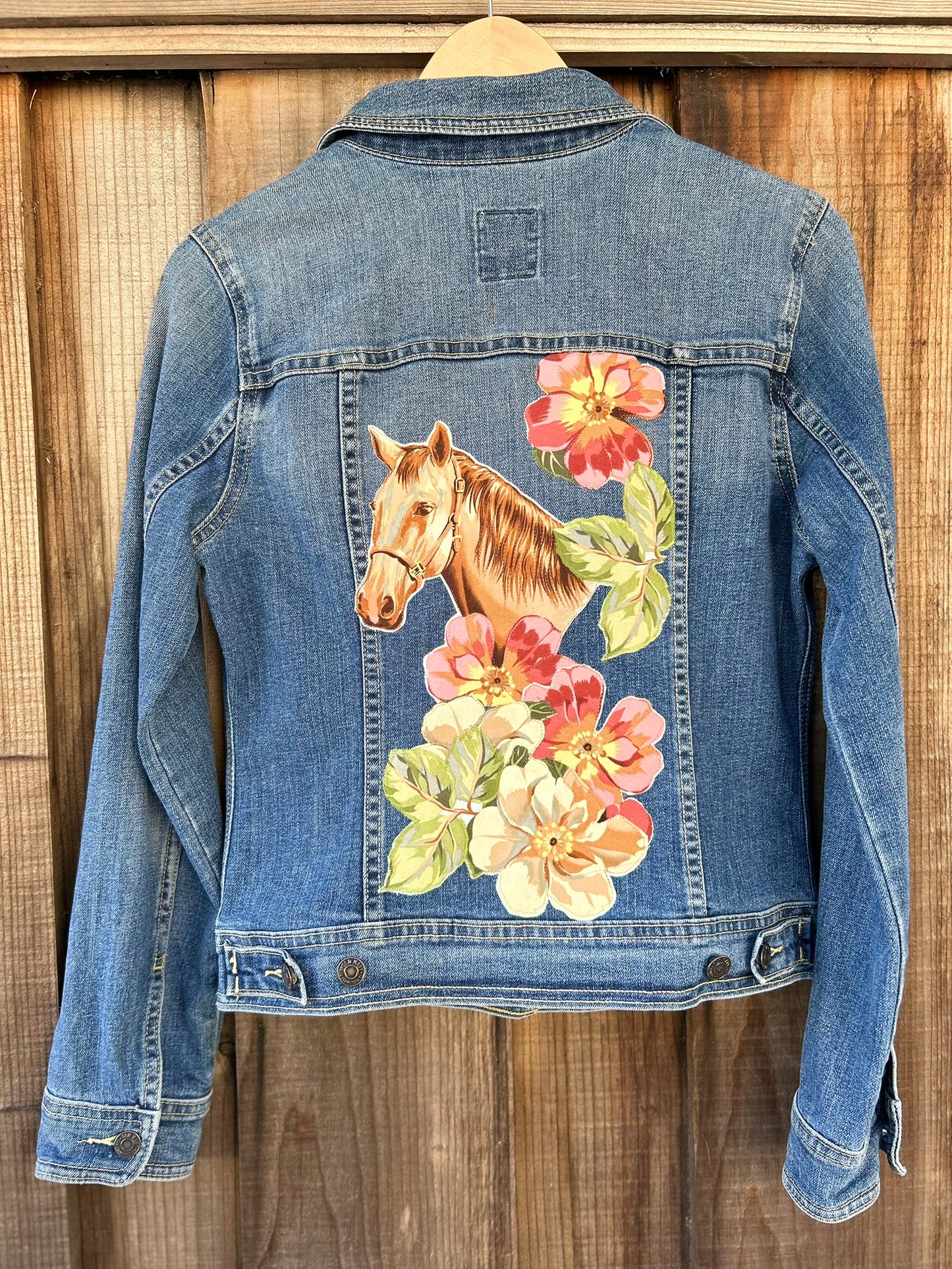 OLD NAVY - Women's Medium - Horse Collage